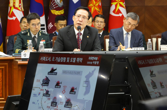 송영무 국방부 장관이 12일 오전 서울 용산구 국방부에서 열린 국방부, 국군기무사령부 등에 대한 국회 국방위원회의 국정감사에서 전시작전권 관련 질의에 답변하고 있다.  연합뉴스